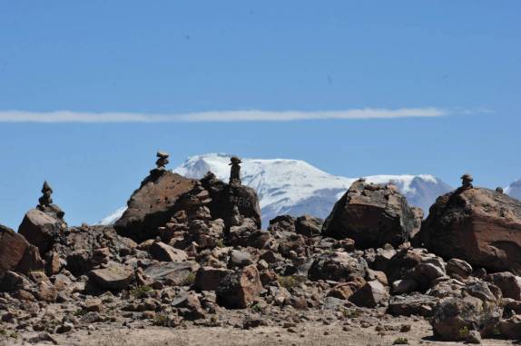 O ponto mais alto da estrada que leva ao Canyon Colca, a mais de 4.800 metros de altitude, é marcado por centenas de apachetas, ou totens de pedra (região de Arequipa, no Peru)